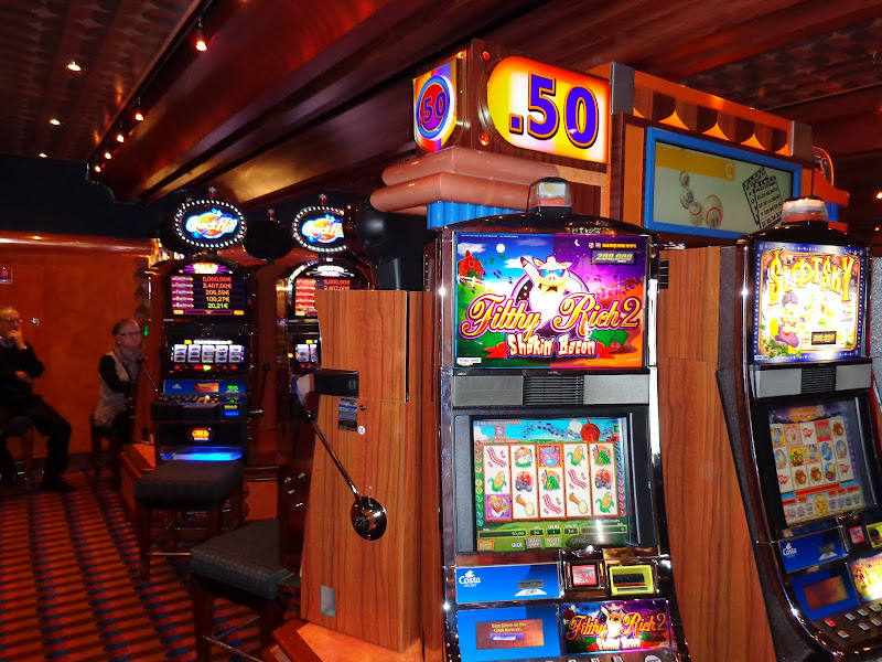 А включите-ка мне усилители качки! А подайте-ка белых пиджаков. Costa Paсifica февраль 13г