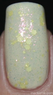 c_FashionFizzMACLoadNailVarnishIllamasqua1