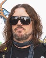 Dizzy Reed – teclados, piano, percussão e backing vocals