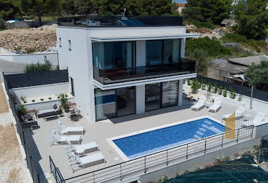 House with pool and terrace 4