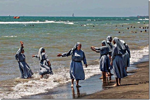 polemica-italia-monjas-playa