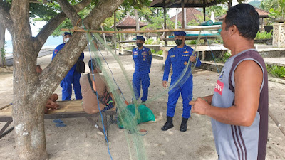 Jaga Kamtibmas  Personel  Sat Polairud Polres Karangasem Sambangi Kawasan Pesisir.