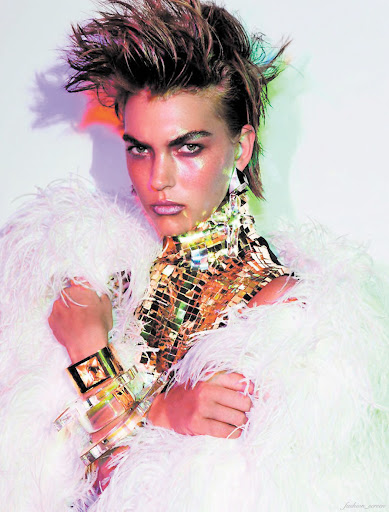 Vogue Paris Diciembre 2011 - More Than A Woman - Arizona Muse