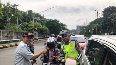 Satlantas Polres Gresik Bagikan Coklat Gelar Kampanye Simpatik Keselamatan di Jalan Raya