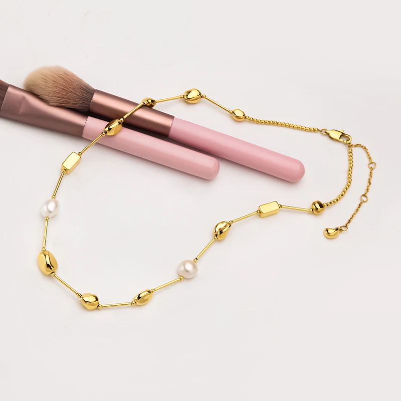 Colar de clavícula retrô, banhado a ouro e com personalidade. Adicione um toque vintage e elegante ao seu visual, perfeito para qualquer ocasião.