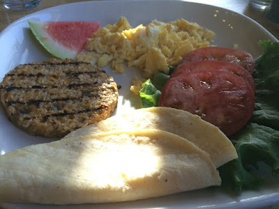 Frokost med vegetarburger, egg, tomat og tortillas. 