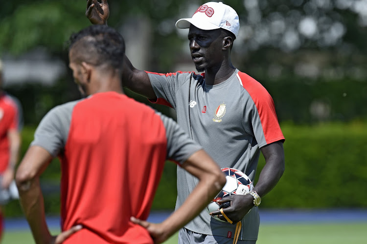 Mbaye Leye wacht geduldig op kans als T1: "Dat je eerst ervaring zou moeten opdoen als coach, enerveert me"