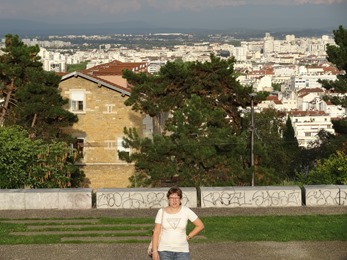 2018.08.23-178 Stéphanie sur l'esplanade du Gros-Caillou