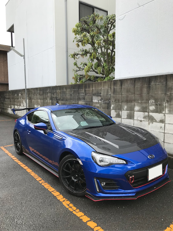 BRZのホイール交換・レッドメモリー・カーボンボンネット・GTウィングに関するカスタム事例の投稿画像1枚目