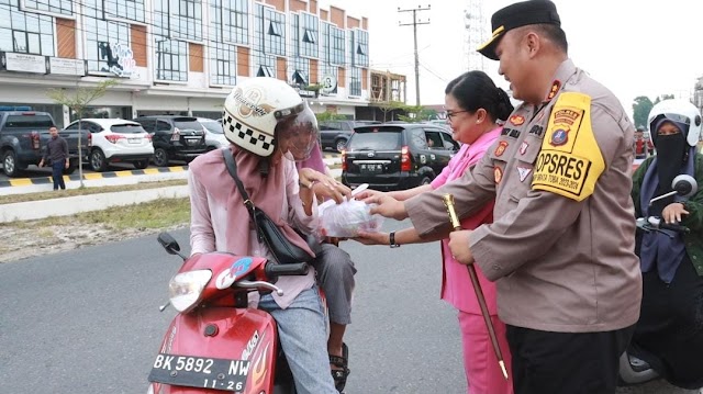 Polri Peduli Masyarakat, Kapolres Simalungun Bagikan Takjil di Bulan Ramadhan