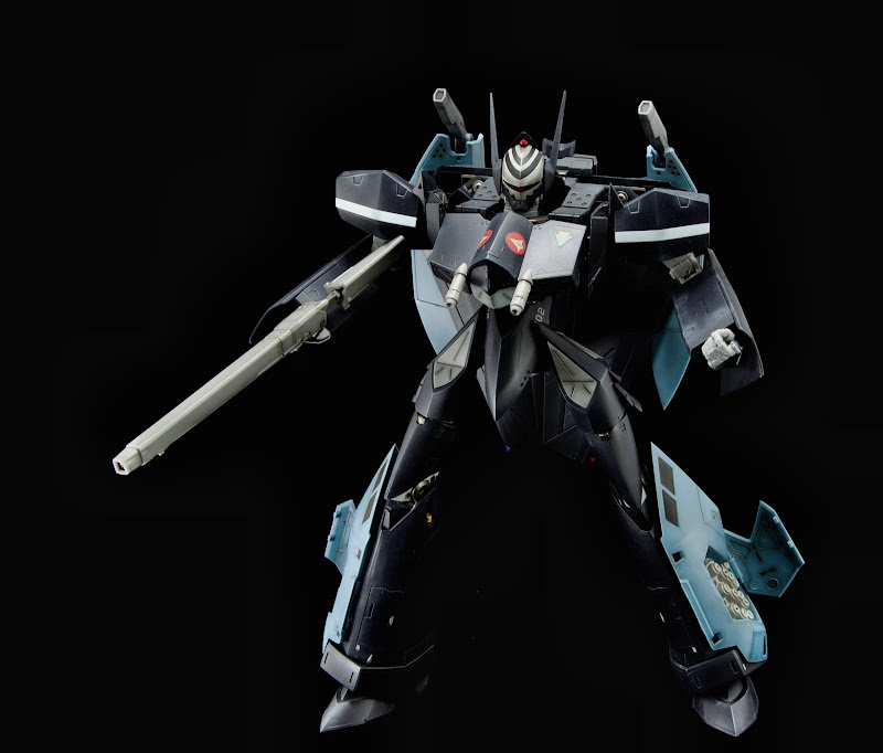 Super_VF-17D_Battroid_03.jpg