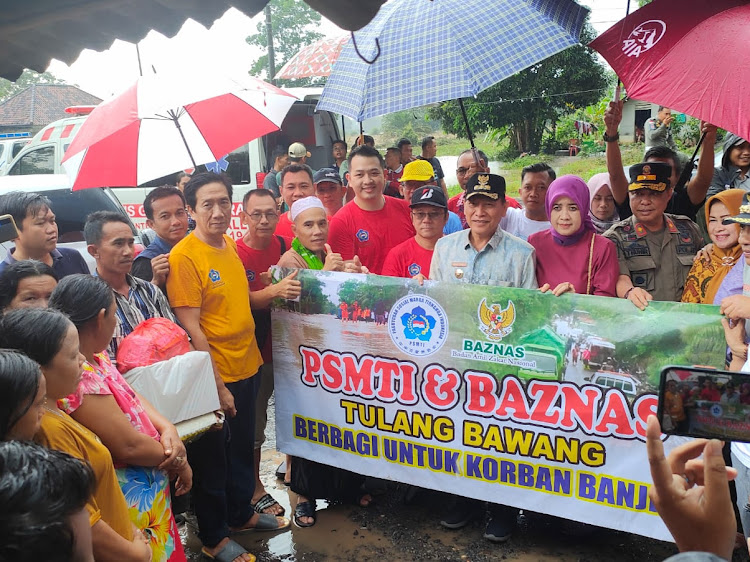 Pj Bupati Tulang Bawang dan Organisasi Lintas Agama Tinjau Korban Banjir 