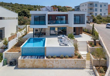 House with pool and terrace 4