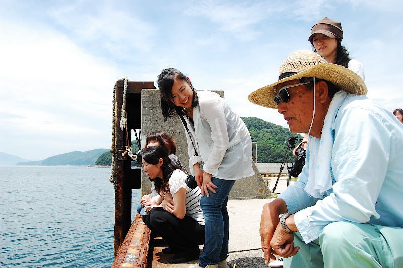坂手港で釣り人と