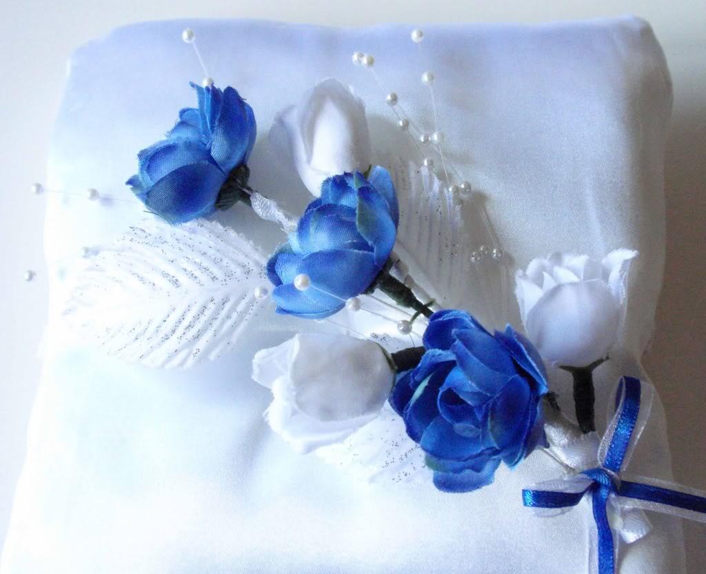 Royal blue roses is a popular choice for this wedding season