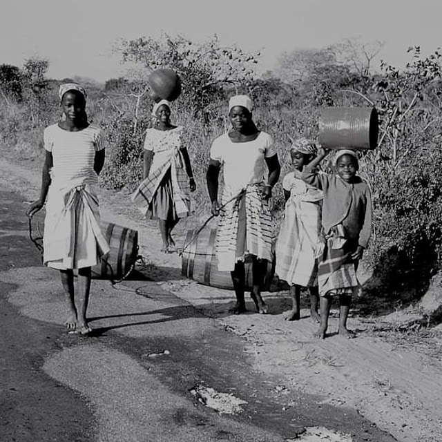 Mulheres e crianças locais na estrada em Moçambique nos anos 60 - MMG_I_068 fotografia de Manuel Augusto Martins Gomes. Não usar fotografia sem referência ao seu autor e ao seu proprietário Manuel Augusto Martins Gomes e sem link para este site https://manuelamartinsgomes.blogspot.com/