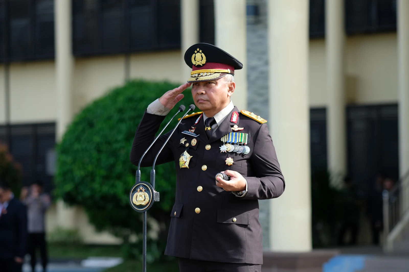 Kapolda Sulawesi Utara (Sulut) Irjen Pol Setyo Budiyanto memimpin upacara bendera memperingati Hari Lahir Pancasila, Kamis (1/6/2023) pagi. (Foto istimewa)