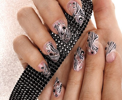 اجمل مناكير اظافر باللون الاسود والابيض Black%20and%20white%20manicure%20nail%20art%20-%209