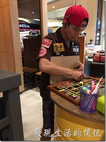 台北南港-乾杯燒烤。「乾杯」店門前的招待，身上貼了滿滿的廣告，有點像棒球選手全身上下都被商家包走的感覺。