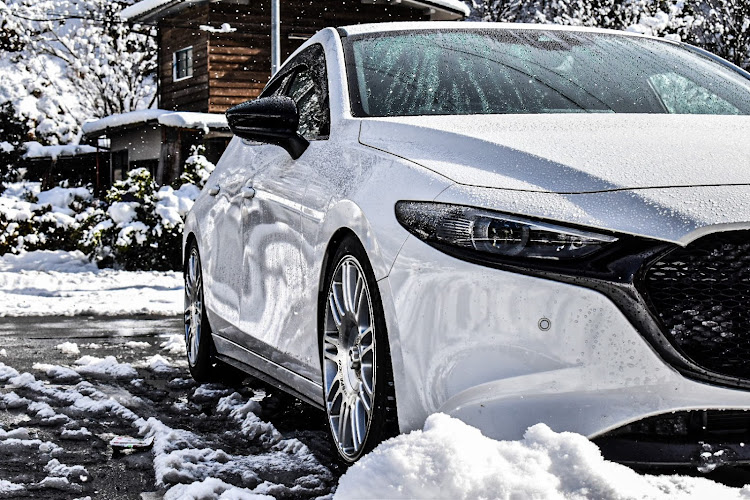 MAZDA3のレーシングスパルコ NS-06チーター・スタッドレス仕様・雪と愛車・リフレクション・カメラマンは息子に関するカスタム事例の投稿画像1枚目