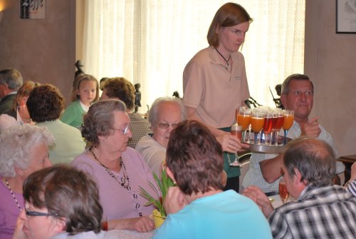 Terug in het Bourgondisch Schild: middagmaal, maar eerst een aperitiefje aangeboden door KWB.