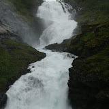 De Kjosfossen-waterval met een vrije val van 93 meter / 305 feet. De Kjosfossen-waterval met een vrije val van 93 meter / 305 feet.
