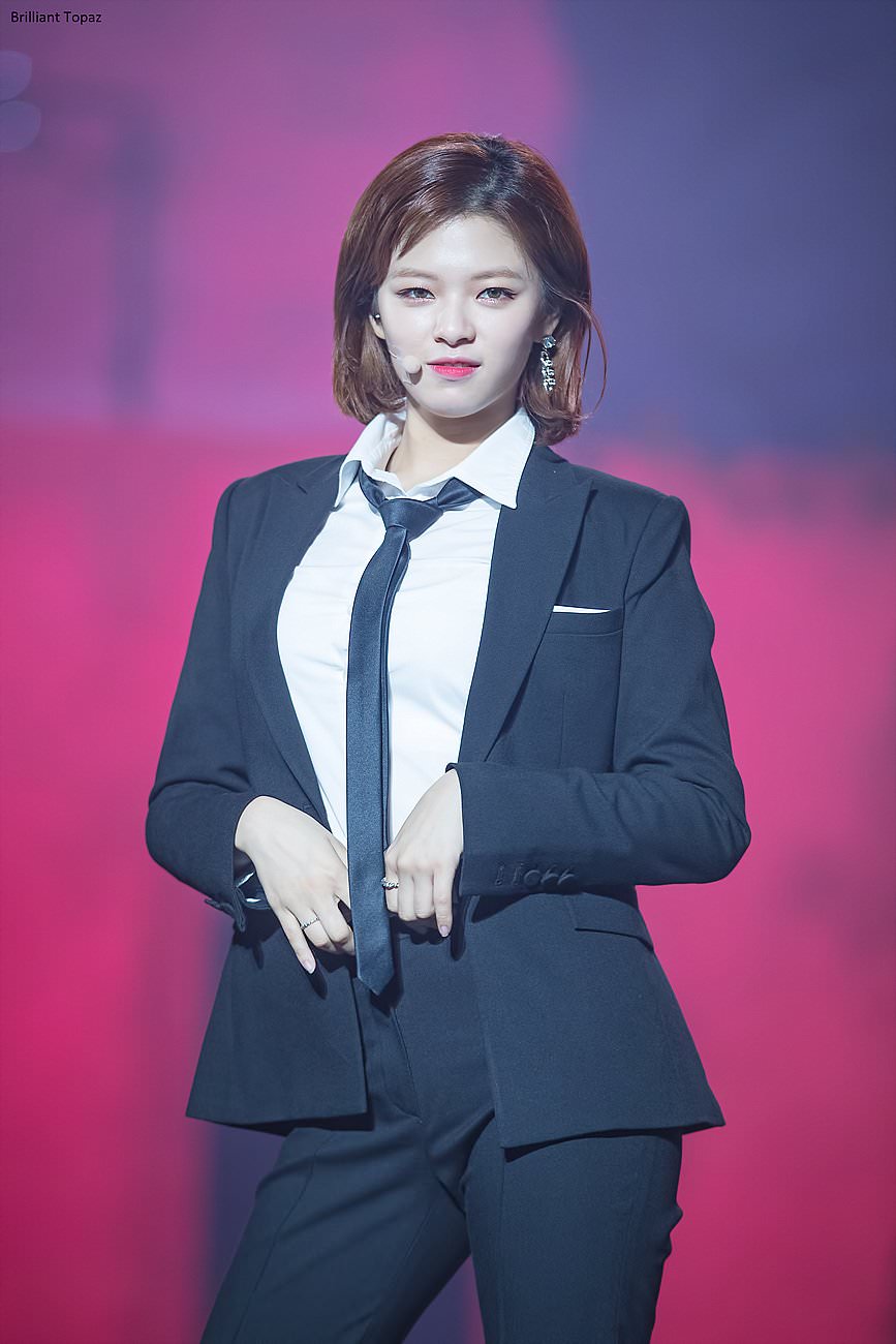 jeongyeon suit 5.