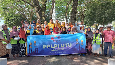 PPLPI Universitas Teuku Umar Salurkan Paket Ramadhan Pada ibu Penyapu Jalan