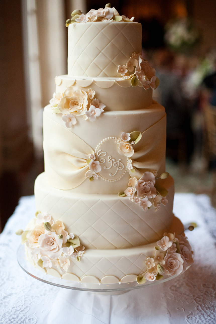 champagne wedding cake. Image