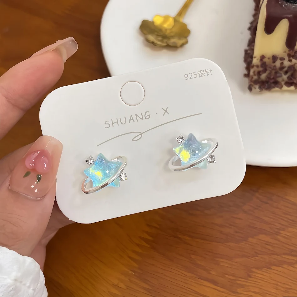 Kolczyki Ocean Sweet Star dla kobiet, stylowy design. Dodaj elegancji swojemu wyglądowi z tymi wyjątkowymi kolczykami o morskim i gwiezdnym uroku.