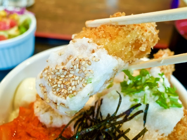 チキンカツに山芋を乗せて箸で持ち上げてみた