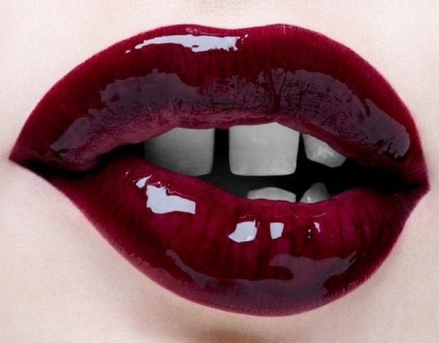 CHEERFUL GLOSSY LIPSTICK FOR AFRICAN WOMEN IN LOVELY PARTIES