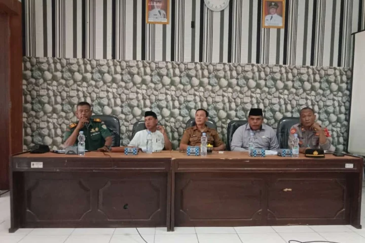 Foto : H Cita dan H Masykur saat Sosialisasi Perda di Kecamatan Cilamaya Wetan