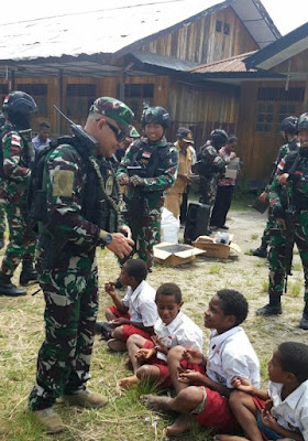 TNI Lakukan Healing, Hilangkan Trauma Masyarakat Pasca Teror Di Pegunungan Bintang