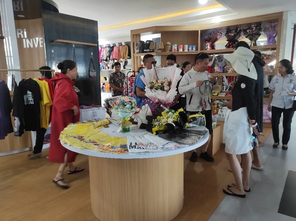 Selama di dalam Gedung Kuliah Terpadu, para turis Tiongkok melihat-lihat Galeri Investasi yang memajang karya UMKM dan berkaitan dengan Pariwisata. (Foto Istimewa)