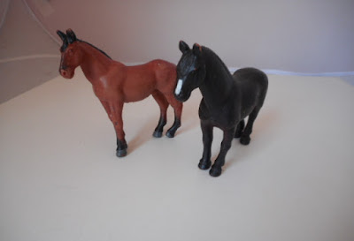 Miniatura de vinil de cavalos marrom Morgan e preto Polish draft da marca Fun rise 1988 : medem 9 e 11cm de comprimento e 8cm de altura, respectivamente R$ 10,00 cada