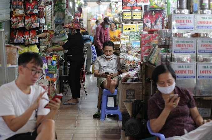 Zingnews Chợ truyển thống tiểu thương mở lại