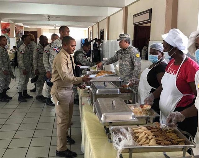 Comandante General de la Armada supervisa y sirve almuerzo a soldados; los exhorta mantener comportamiento ejemplar