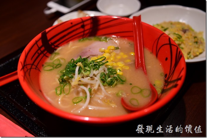 日本環球影城-風神雷神拉麵。這一碗應該是味噌拉麵，味噌的味道似乎好一點，也多了玉米顆粒。