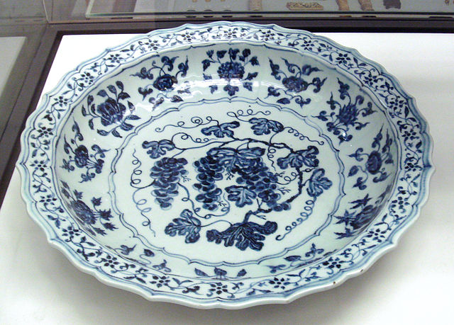 파일:external/upload.wikimedia.org/640px-Ming_plate_15th_century_Jingdezhen_kilns_Jiangxi.jpg