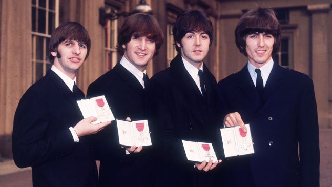 파일:external/www.hollywoodreporter.com/Beatles_Royal_Honor_Queen.jpg