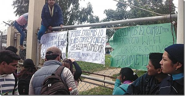 UAGRM: Toma de Facultad de Ciencias Agrícolas obliga a autoridades a firmar convenio