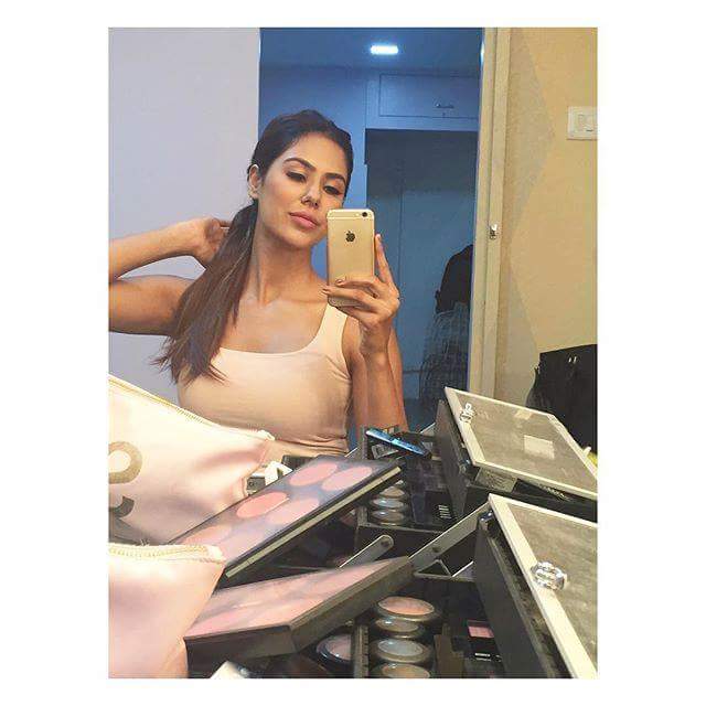 37 Mirror Selfie Of Sonam Bajwa S Sensual Photos On Gym Workout Session