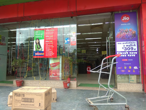 Reliance Fresh, F-38, Golmuri Rd, New Line, Punjabi Refugee Colony, Golmuri, Jamshedpur, Jharkhand 831003, India, Supermarket, state JH