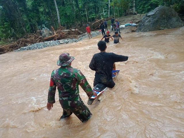 Upaya Babinsa Koramil 1420-05/Dua Pitue Salurkan Bantuan di Derasnya Arus Sungai Leppangen