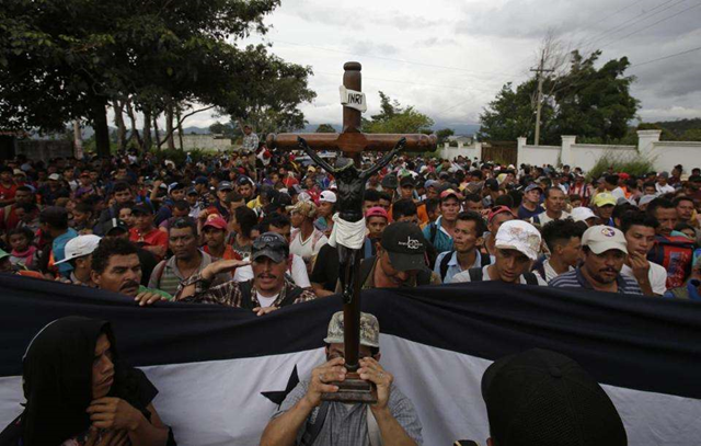 A caravan of some 3000 migrants heads toward the United States fleeing violence Honduras. In this photo, the caravan in Esquipulas, Guatemala, 16 October 2018. Photo: Moises Castillo / Associated Press