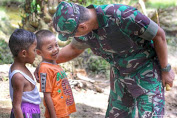 Terlihat Kebahagian Anak-Anak Saat di Datangai Dansatgas TMMD  