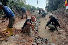 Tak kunjung di perbaiki warga Gotong Royong Warga Kampung Tua: Membangun Jalan Penghubung Demi Kemajuan Bersama