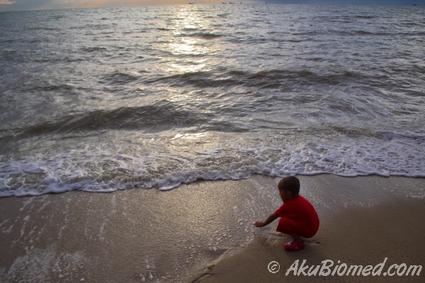 Anak kecil bermain air laut