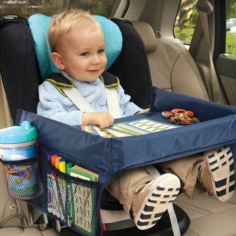 Plateau de table jouet étanche pour enfants monté sur véhicule. Divertissement sûr et propre pour les voyages en voiture.